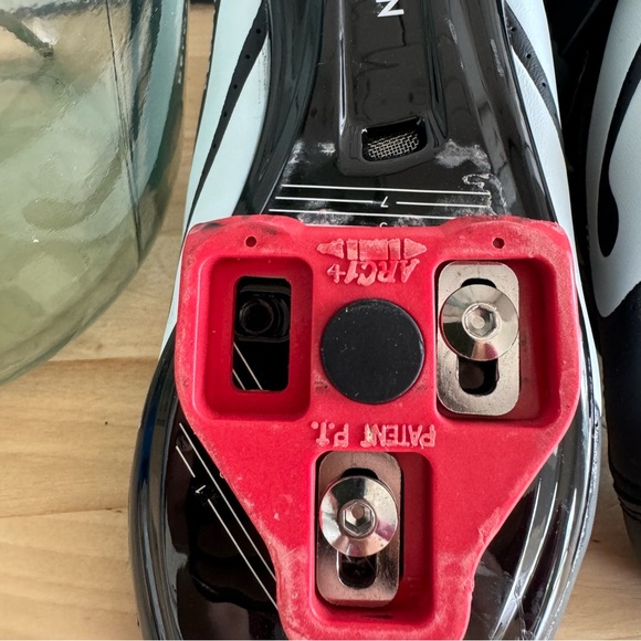 Peloton Black and Red Cycling Shoes - Picture 6 of 6